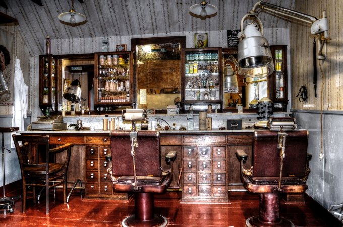 Dekoracja wnętrza salonu fryzjerskiego w stylu vintage