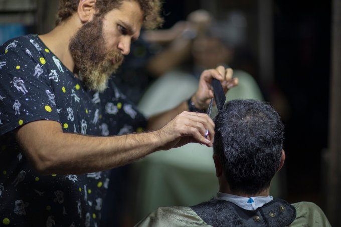 fryzjer w pracy